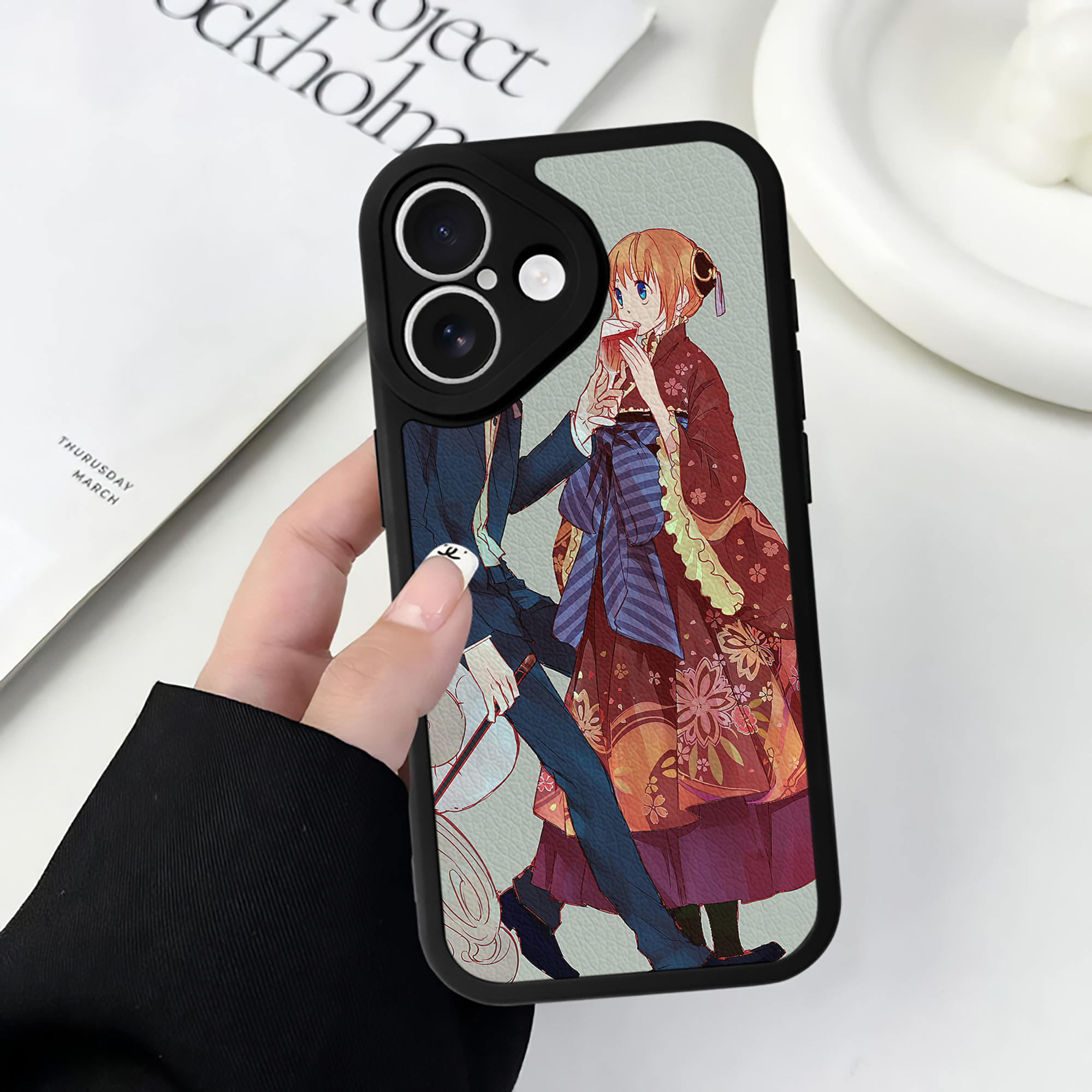 （画像用） ぎんたま 坂田銀時（さかたぎんとき） 神楽 志村新八（しむら しんぱち） GINTAMA Sakata Gintoki Kagura Shimura Shinpachi 【iPhone 16シリーズ対応】シリコンスマホケース（レザー調） 材質：シリコン